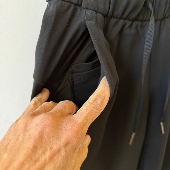 LULULEMON ON THE FLY PANTS TRAVEL WOVEN PULL ON POCKETS WORKOUT ATHLEISURE 2 - Picture 6 of 11